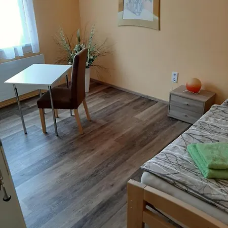 Peter's Montagezimmer Weikersdorf am Steinfelde